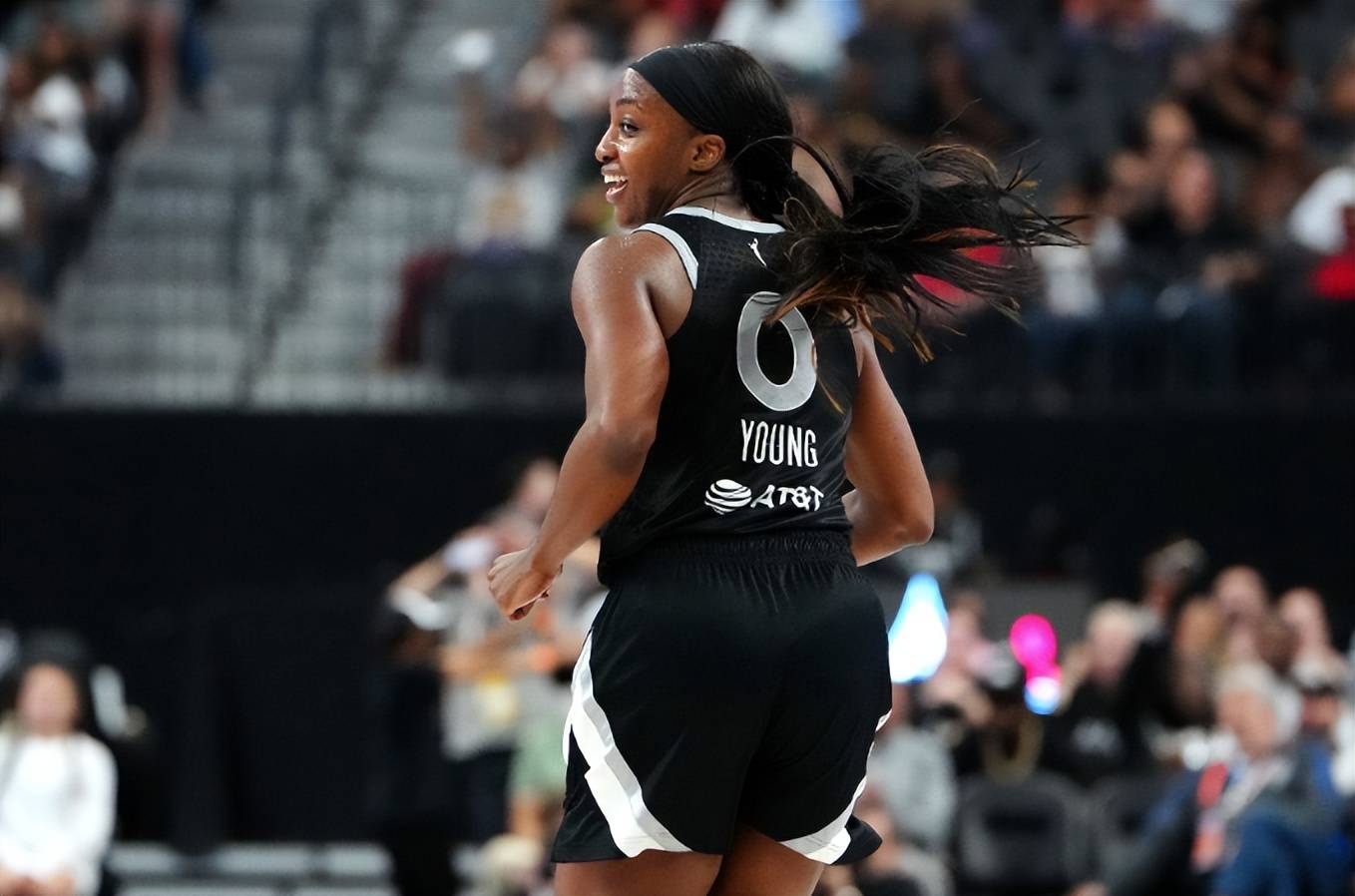 WNBA总决赛首战火爆进行，双方殊死搏杀