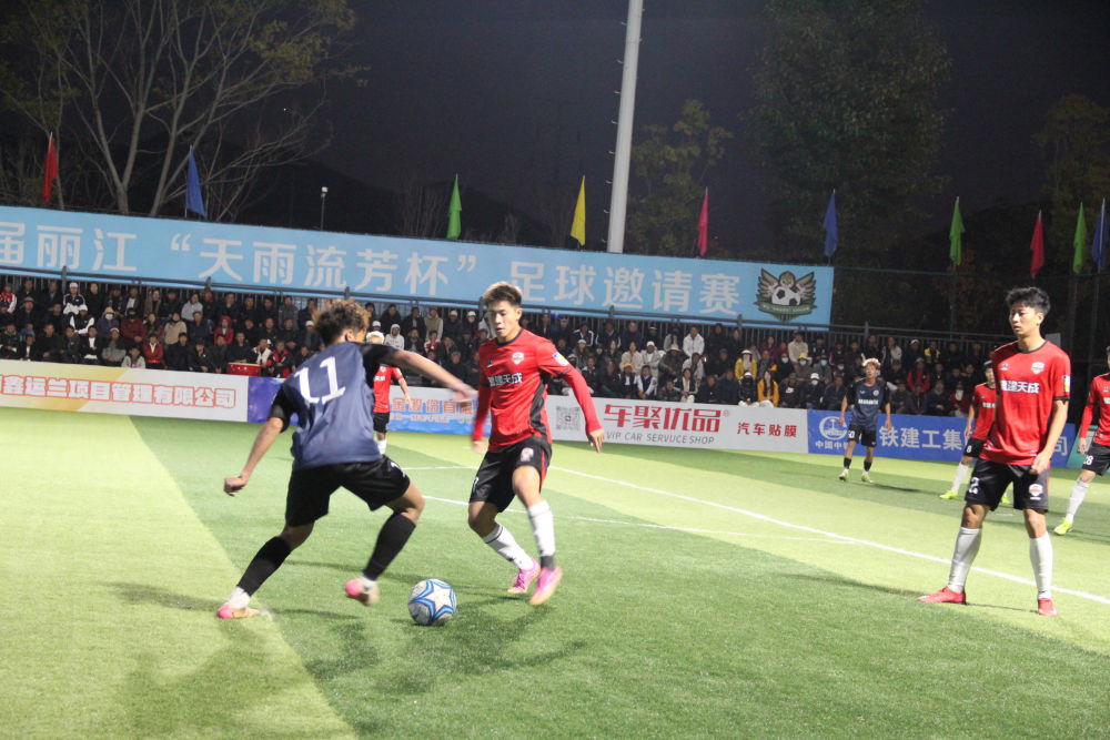 精准传球展现团队默契，助球队赢得胜利