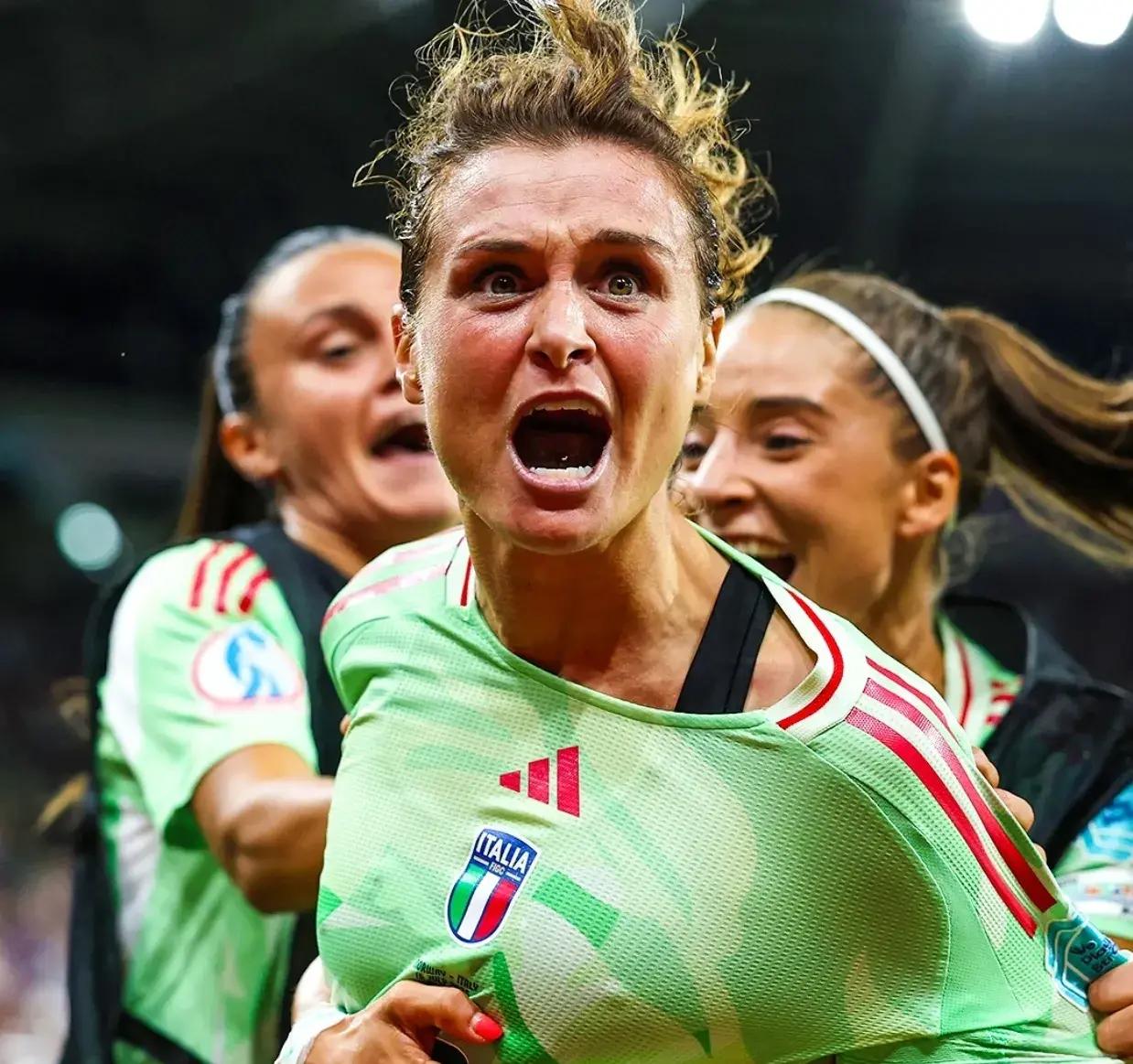 意大利女足队员奋勇争冠，取得成功