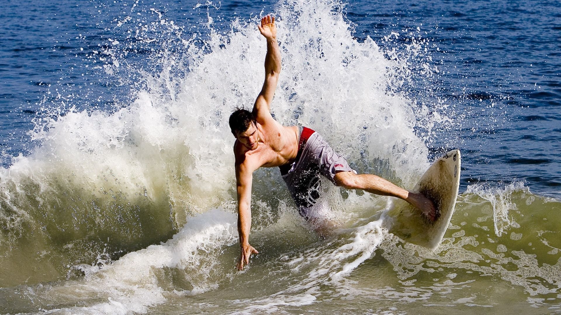 欧冠淘汰赛之夜，西亚卡姆关键进球定乾坤，当篮球的弧线划过足球的夜空